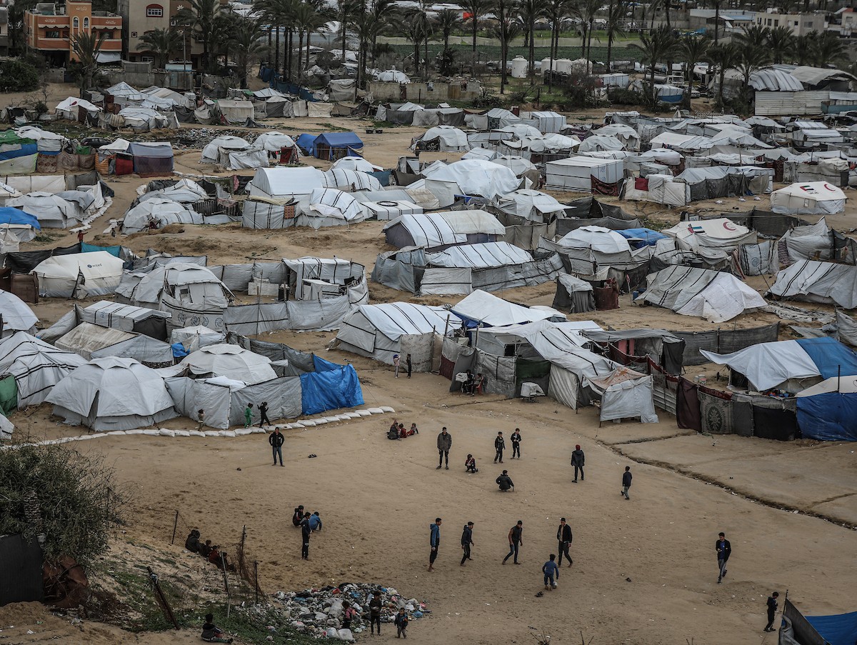 يتفقد فلسطينيون نازحون خيامهم بعد أن تضررت بشدة جراء عاصفة هوائية قوية ضربت مخيمًا للنازحين وسط قطاع غزة. 22 يناير/كانون الثاني 2026. تصوير: رمزي أبو عامر