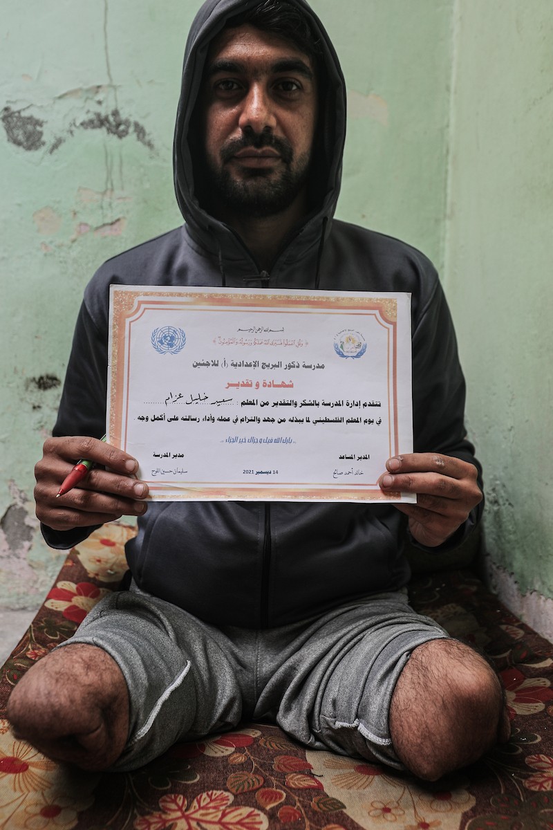  المعلّم سعيد خليل عزم (33 عامًا) أُصيب بجروح بالغة أدّت إلى بتر قدميه، جراء قصف إسرائيلي خلال الحرب على غزة، في مخيم البريج وسط القطاع،  يناير/كانون الثاني 2026. تصوير: معز صالحي