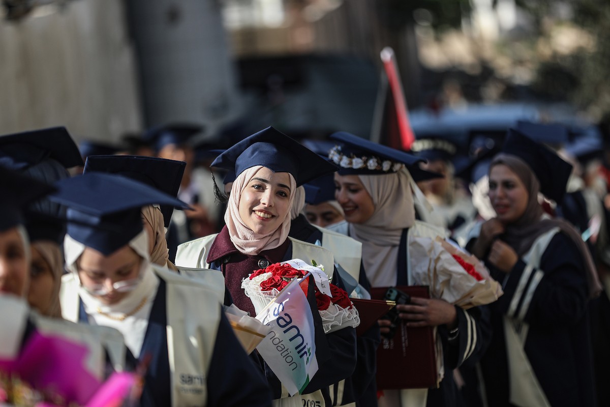 حفل تخرج لـ ٢٣٠ طالبًا وطالبةً في كلية الطب بمجمع الشفاء الطبي (مستشفى الشفاء)، الذي تضرر بشدة جراء الهجمات العسكرية الإسرائيلية على مدينة غزة في ٣ يناير/كانون الثاني ٢٠٢٦. صورة: عمر أشتوي