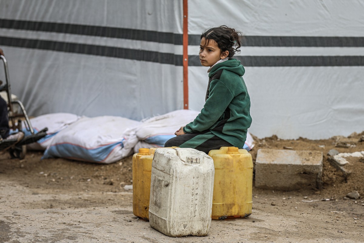 يملأ الفلسطينيون خزاناتهم بالمياه التي توزعها صهاريج المياه، وينقلونها إلى خيامهم في مخيم النصيرات وسط قطاع غزة، حيث تفاقمت أزمة المياه نتيجة الأضرار الجسيمة التي لحقت بالبنية التحتية جراء الهجمات الإسرائيلية، 29 يناير/كانون الثاني 2026. صورة: رمزي أبو عامر