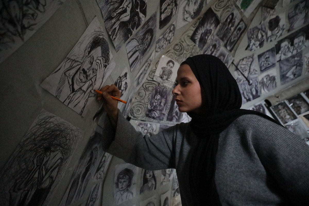 الفلسطينية مرَح خالد الزعانين (18 عاما) تحول خيمة نزوحها في مدينة غزة إلى معرض فني، 28 يناير/كانون الثاني 2026. تصوير: عمر أشتوي