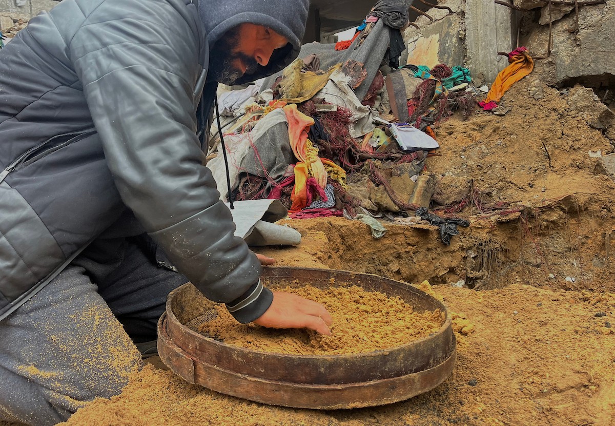 على مدى 160 يومًا، استخدم الفلسطيني اسماعيل ابو حماد، البالغ من العمر 45 عامًا، مجرفة وفأسًا ومنخلًا في محاولة للعثور على رفات عائلته بعد أن فقد زوجته وأطفاله الستة في هجوم إسرائيلي على حي الصبرة بمدينة غزة ، 19 يناير/كانون الثاني 2026. (صورة: مطر الزاق)