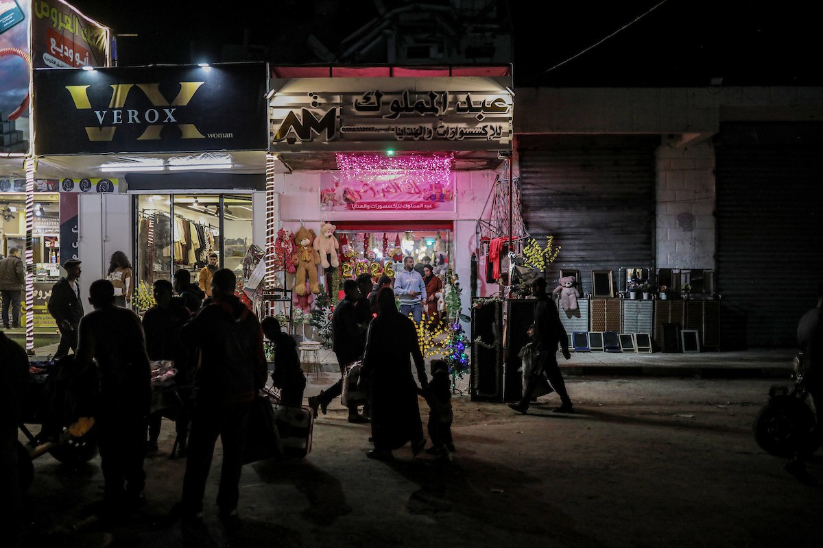 شارع عمر المختار بحي الرمال في مدينة غزة، ليل 31 ديسمبر/كانون الأول 2025، آخر أيام عام 2025، صورة: عمر أشتوي