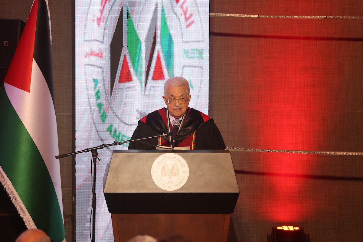 الرئيس الفلسطيني محمود عباس (أبو مازن) خلال زيارته للجامعة العربية الأمريكية ومنحه شهادة دكتوراه فخرية في العلوم الإنسانية، رام الله، الضفة الغربية، 15 يناير/كانون الثاني 2026. تصوير: ثائر غنايم
