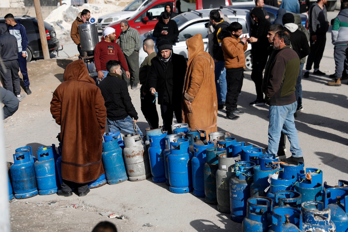 اصطفّ المواطنون في طوابير طويلة أمام محطات تعبئة الغاز في الخليل، وسط مخاوف من تفاقم أزمة نقص الغاز في الضفة الغربية،، 25 يناير/كانون الثاني 2026. صورة: مأمون وزواز