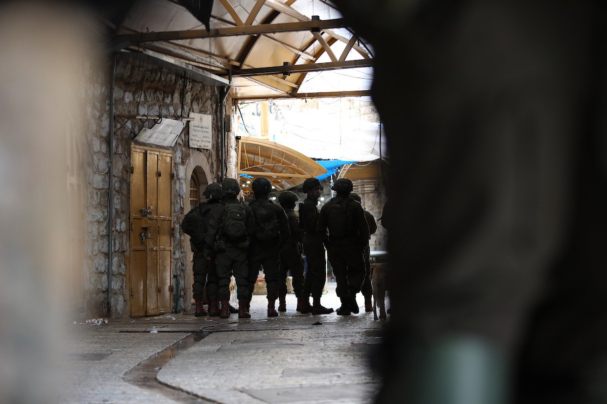 جولة استفزازية للمستوطنين بحماية قوات جيش الاحتلال الإسرائيلي في مدينة الخليل، جنوب الضفة الغربية ، 10 يناير/كانون الثاني 2026. تصوير مأمون وزواز