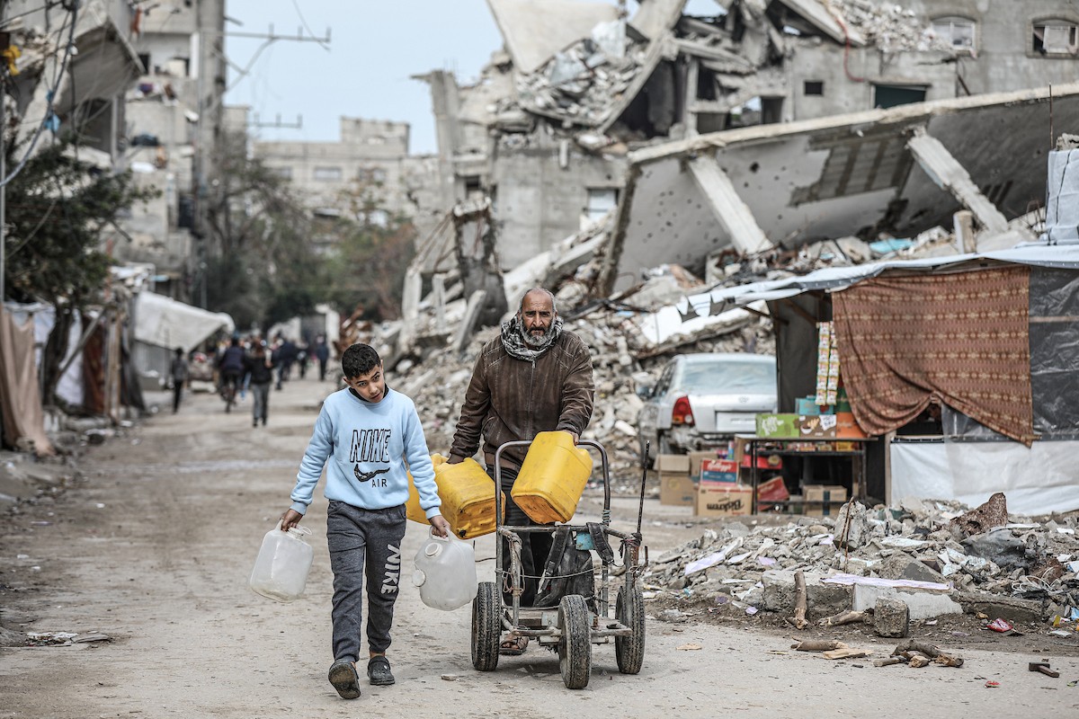 يملأ الفلسطينيون خزاناتهم بالمياه التي توزعها صهاريج المياه، وينقلونها إلى خيامهم في مخيم النصيرات وسط قطاع غزة، حيث تفاقمت أزمة المياه نتيجة الأضرار الجسيمة التي لحقت بالبنية التحتية جراء الهجمات الإسرائيلية، 29 يناير/كانون الثاني 2026. صورة: رمزي أبو عامر