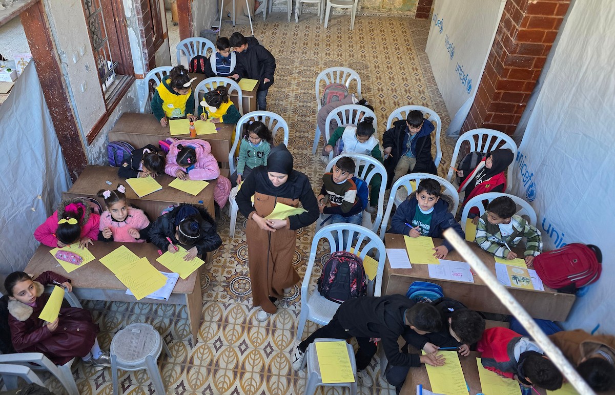 يتلقى الأطفال تعليمهم في أحد المراكز التعليمية بمدينة خان يونس جنوب قطاع غزة وسط مخاوف مستمرة من الغارات الإسرائيلية، نظرًا لموقعها القريب من 