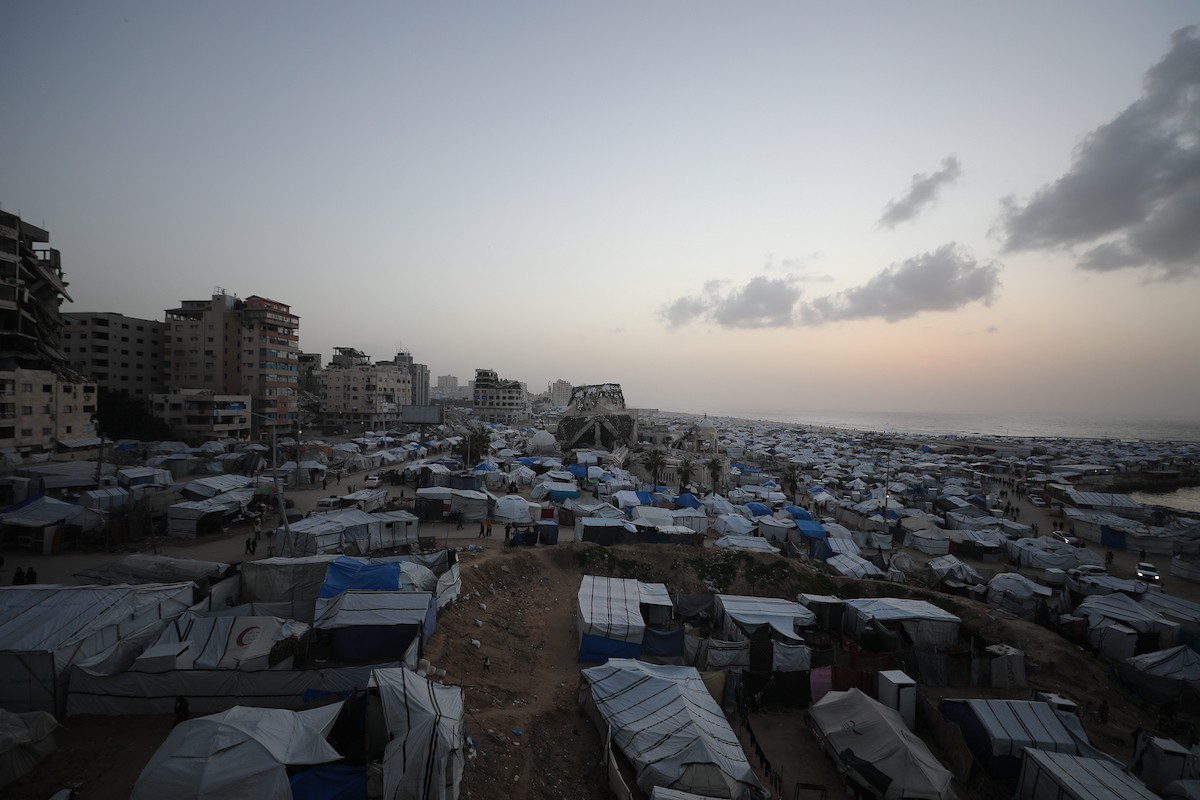 لقطاتٌ عامةٌ لخيامَ النازحين مُكدّسةً في ميناء مدينة غزة المُدمّر، ما يعكس ظروفًا معيشيةً مُزرية. ولا تزال الحياة اليومية صعبةً للغاية بالنسبة لغالبية السكان، 23 يناير/كانون الثاني 2026. صورة: عمر أشتوي