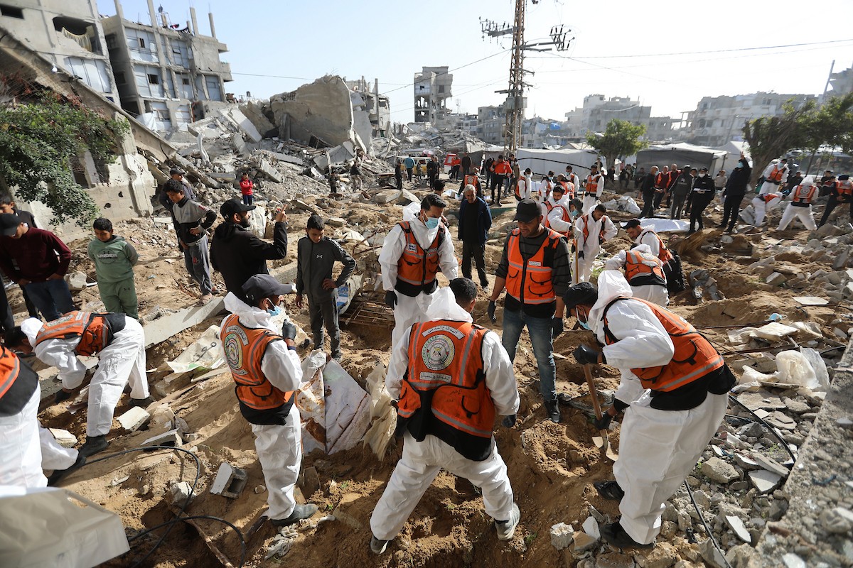 استخراج رفات 50 شهيدا دفنت خلال حرب الإبادة على قطاع غزة، من مقبرة مؤقتة في ساحات مسجد صلاح الدين بحي الزيتون، لنقلها إلى مقبرة دائمة في مدينة غزة، 25 يناير/كانون الثاني 2026. صورة: عمر أشتوي