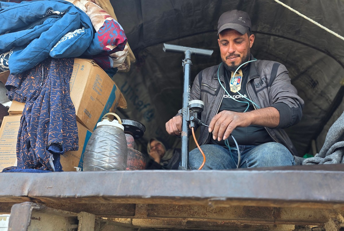 يعيش الفلسطيني سامي أبو سعادة مع والدته داخل عربة جرار، ويستخدم مضخة نفخ مطاطية لمساعدة والدته التي تعاني من صعوبة في التنفس. خان يونس، جنوب قطاع غزة، 7 يناير/كانون الثاني 2026، صورة: طارق محمد