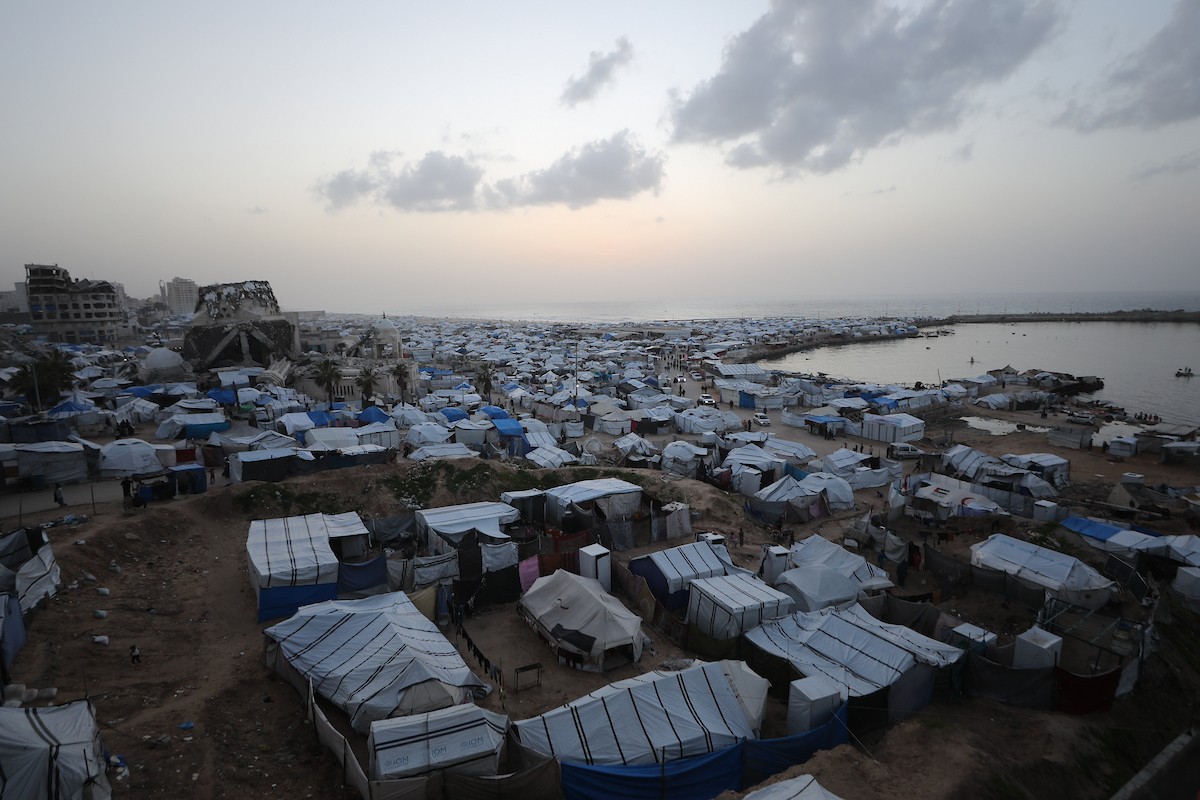 لقطاتٌ عامةٌ لخيامَ النازحين مُكدّسةً في ميناء مدينة غزة المُدمّر، ما يعكس ظروفًا معيشيةً مُزرية. ولا تزال الحياة اليومية صعبةً للغاية بالنسبة لغالبية السكان، 23 يناير/كانون الثاني 2026. صورة: عمر أشتوي