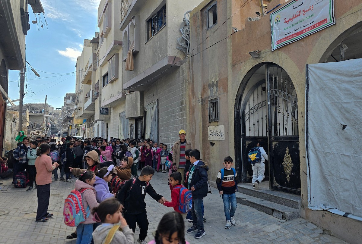 يتلقى الأطفال تعليمهم في أحد المراكز التعليمية بمدينة خان يونس جنوب قطاع غزة وسط مخاوف مستمرة من الغارات الإسرائيلية، نظرًا لموقعها القريب من 