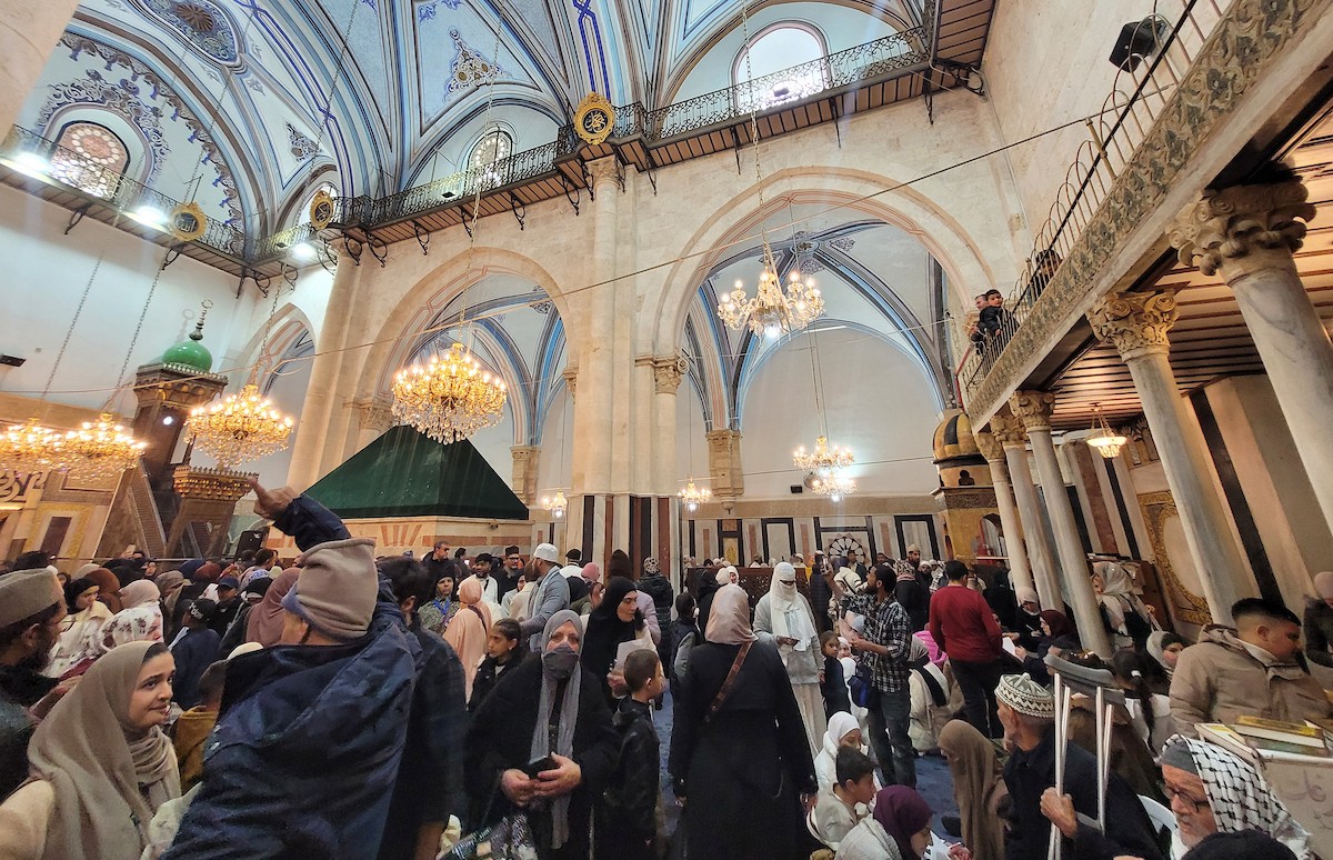 تجمّع فلسطينيون في الحرم الإبراهيمي بالخليل، الضفة الغربية، لإحياء ذكرى الإسراء والمعراج، رغم القيود الإسرائيلية وحظر الصلاة داخل المسجد، في 17 يناير/كانون الثاني 2026. (صورة: مأمون وزواز)