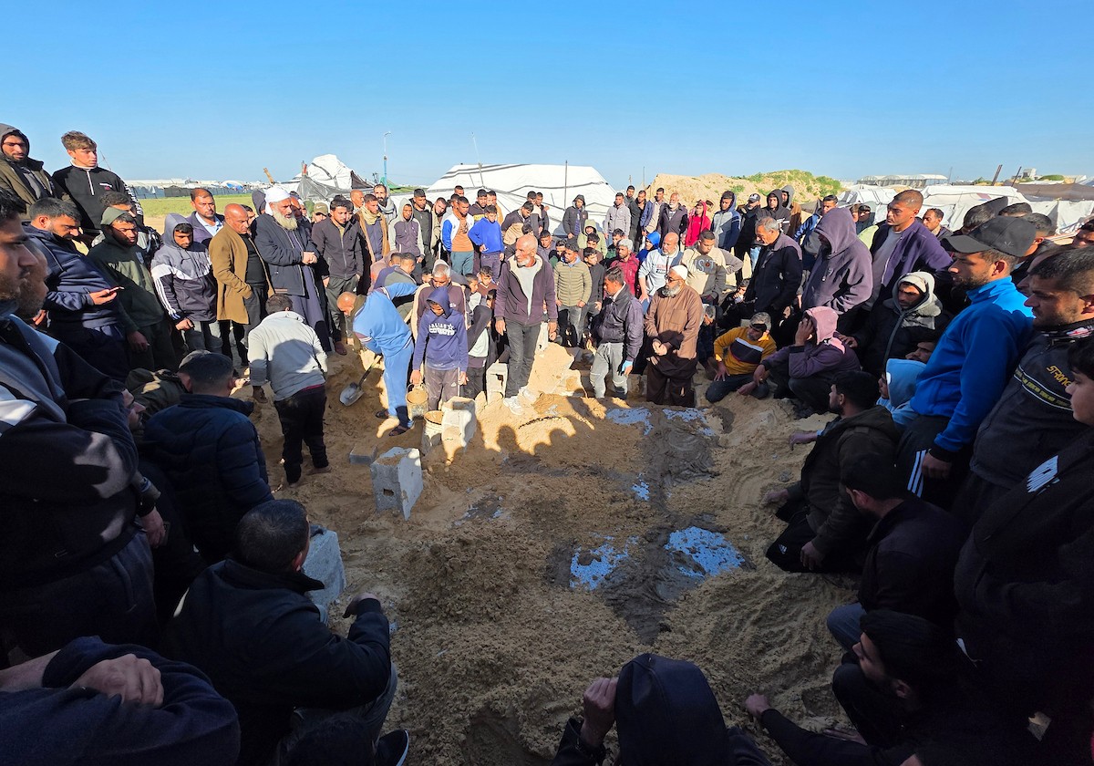 ينعى الفلسطينيون أرواح ذويهم بعد أن استهدفت القوات الإسرائيلية خيمةً تؤوي نازحين مدنيين بطائرة مسيرة في خان يونس جنوب قطاع غزة في 31 يناير/كانون الثاني 2026. (صورة: طارق محمد)