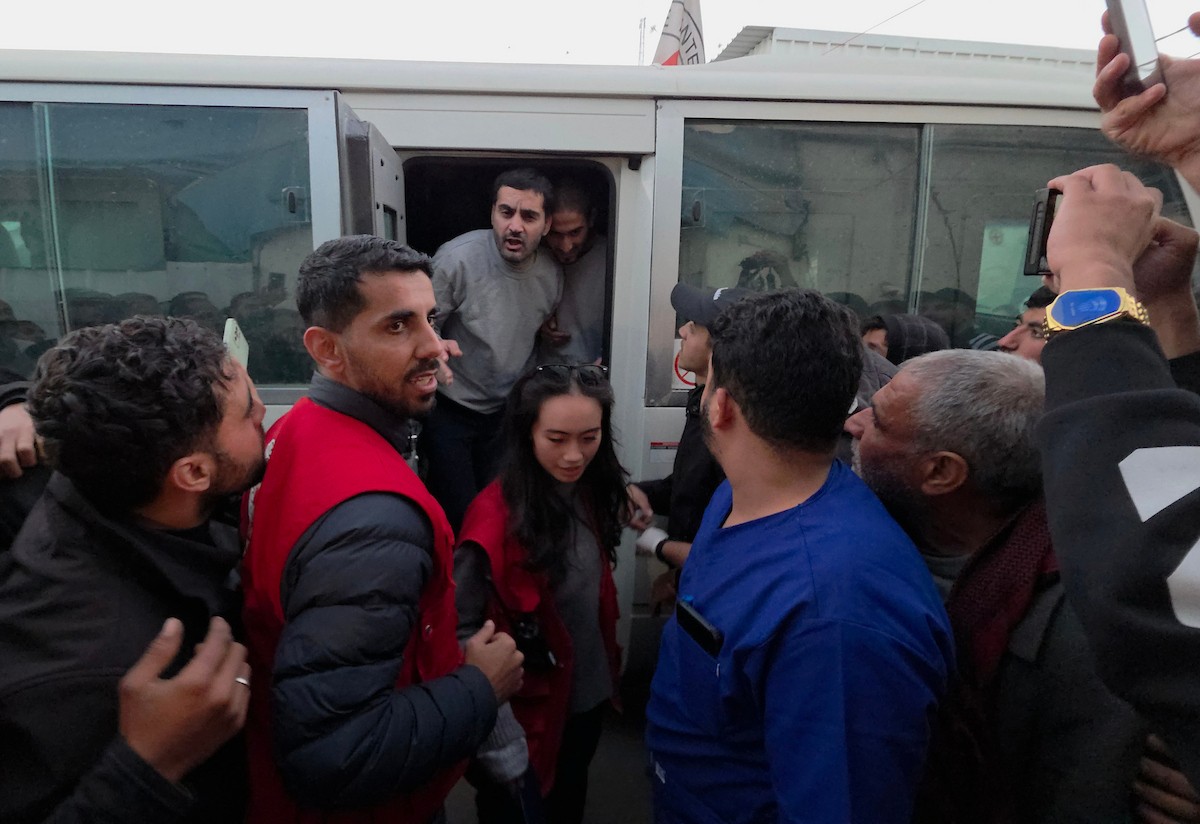 نُقل سبعة أسرى فلسطينيين أفرجت عنهم القوات الإسرائيلية إلى مستشفى شهداء الأقصى عبر اللجنة الدولية للصليب الأحمر، في دير البلح، وسط قطاع غزة، بتاريخ 25 يناير/كانون الثاني 2026. (صورة: أحمد إبراهيم)