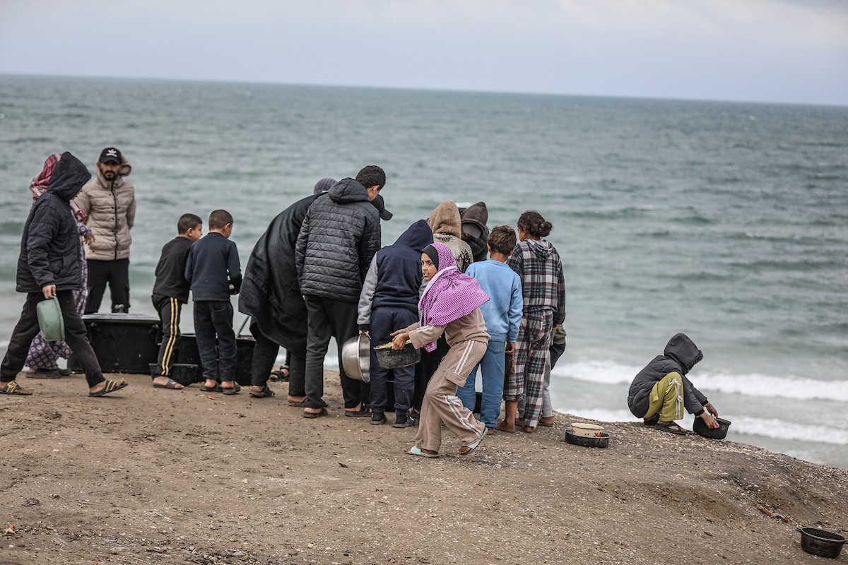 تواصل العائلات الفلسطينية النازحة المقيمة في مخيم الزوايدة وسط قطاع غزة حياتها اليومية في ظل ظروف قاسية داخل خيام متهالكة لا توفر أي حماية أو دفء من برد الشتاء القارس، 18 يناير/كانون الثاني 2026. صورة: رمزي أبو عامر