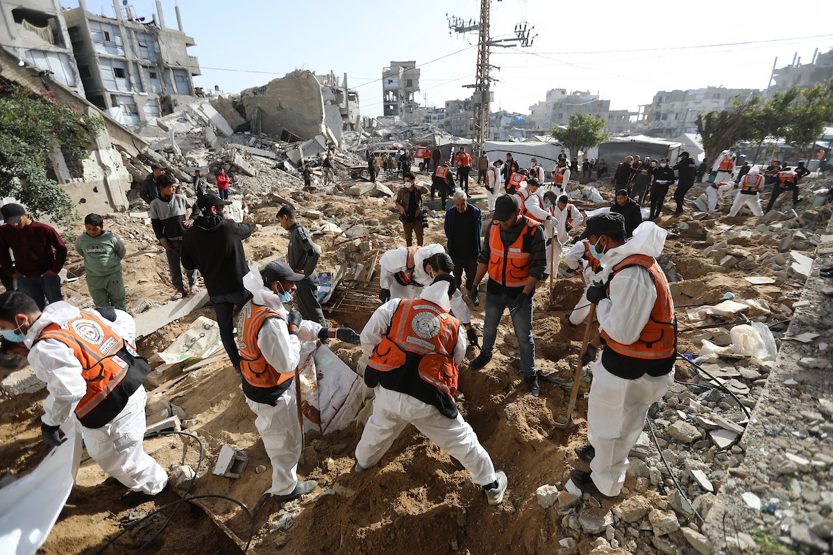 استخراج رفات 50 شهيدا دفنت خلال حرب الإبادة على قطاع غزة، من مقبرة مؤقتة في ساحات مسجد صلاح الدين بحي الزيتون، لنقلها إلى مقبرة دائمة في مدينة غزة، 25 يناير/كانون الثاني 2026. صورة: عمر أشتوي