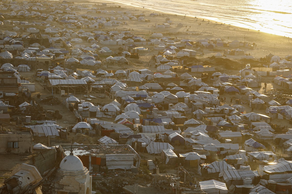 مشاهد عامة لخيام النازحين على شاطئ مدينة غزة. يعاني النازحون معاناة مضاعفة من ويلات النزاع وقسوة الأحوال الجوية، إذ لا توفر الخيام أي حماية من برد الشتاء القارس والأمطار الغزيرة، 3 يناير/كانون الثاني 2026. تصوير: عمر أشتوي
