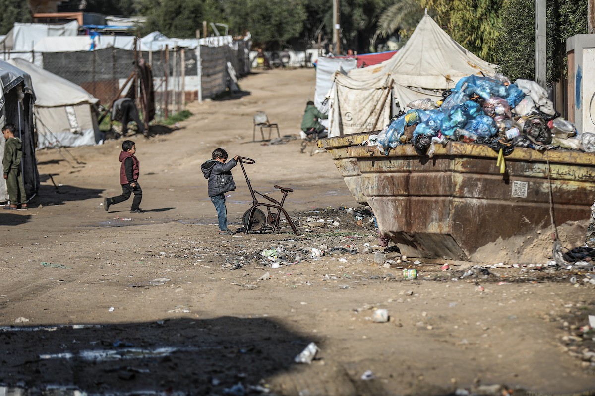 عائلات فلسطينية نازحة تكافح من أجل البقاء في ظروف قاسية بمخيم النصيرات للاجئين وسط قطاع غزة، 29 يناير/كانون الثاني 2026.صورة: رمزي أبو عامر