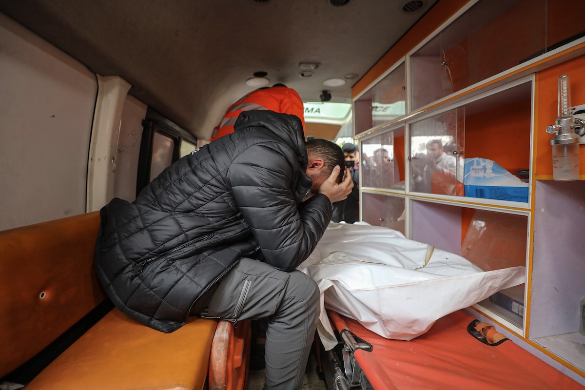 نُقل جثمانا صحفيين من مستشفى الشفاء في غزة إلى جنوب القطاع ليودعهما أهلهما. وقد قُتلا في هجوم إسرائيلي استهدف سيارة تابعة للجنة المصرية أثناء عملهما في منطقة الزهراء بوسط قطاع غزة. 21 يناير/كانون الثاني 2026. صورة: عمر أشتوي