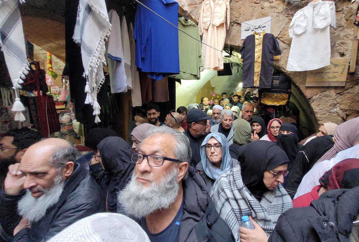 تجمّع فلسطينيون في الحرم الإبراهيمي بالخليل، الضفة الغربية، لإحياء ذكرى الإسراء والمعراج، رغم القيود الإسرائيلية وحظر الصلاة داخل المسجد، في 17 يناير/كانون الثاني 2026. (صورة: مأمون وزواز)