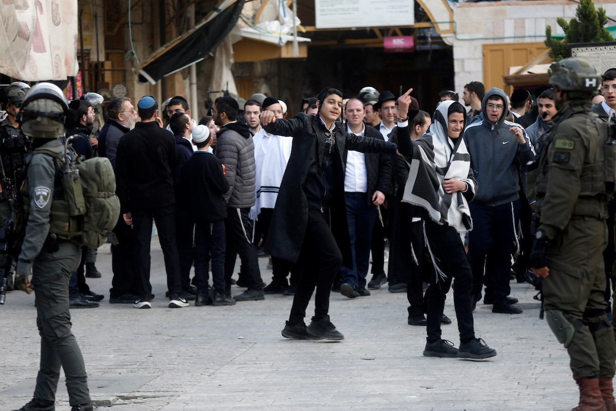 جنود إسرائيليون يتخذون إجراءات أمنية مشددة بإغلاق مداخل ومخارج منطقة البلدة القديمة في الخليل، الضفة الغربية، في 24 يناير/كانون الثاني 2026، خلال اقتحام  مستوطنون يهود البلدة(صورة: مأمون وزواز)