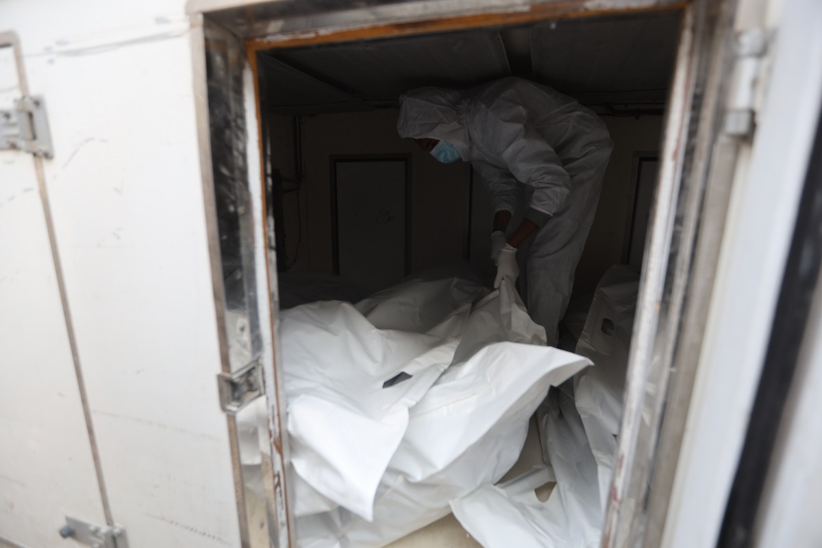 تُجري إدارة الطب الشرعي والأدلة الجنائية بوزارة العدل فحوصاتٍ لخمس عشرة جثة فلسطينية بمستشفى الشفاء في مدينة غزة، لمحاولة التعرف عليها، 30 يناير/كانون الثاني 2026. صورة: عمر أشتوي