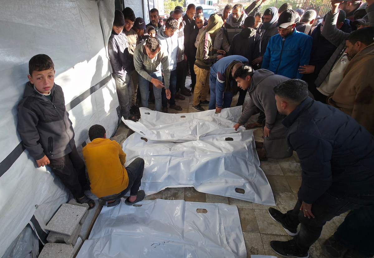 ينعى الفلسطينيون أرواح ذويهم بعد أن استهدفت القوات الإسرائيلية خيمةً تؤوي نازحين مدنيين بطائرة مسيرة في خان يونس جنوب قطاع غزة في 31 يناير/كانون الثاني 2026. (صورة: طارق محمد)