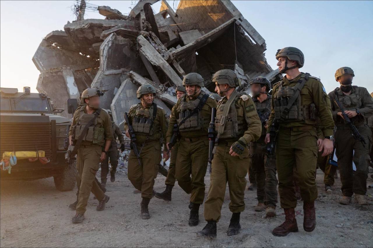 رئيس الأركان الإسرائيلي ايال زمير وقائد المنطقة الجنوبية اللواء يانيف عاسور وقادة الفرق  يؤدون التحية العسكرية للمساعد ران غفيلي  1.jpg