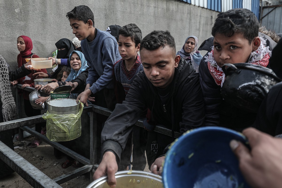 تجمع فلسطينيون نازحون داخلياً في مطبخ خيري لتلقي حصص غذائية محدودة وسط نقص حاد في الغذاء، في مخيم النصيرات للاجئين وسط قطاع غزة، 21 يناير/كانون الثاني 2026. صورة: معز صالحي