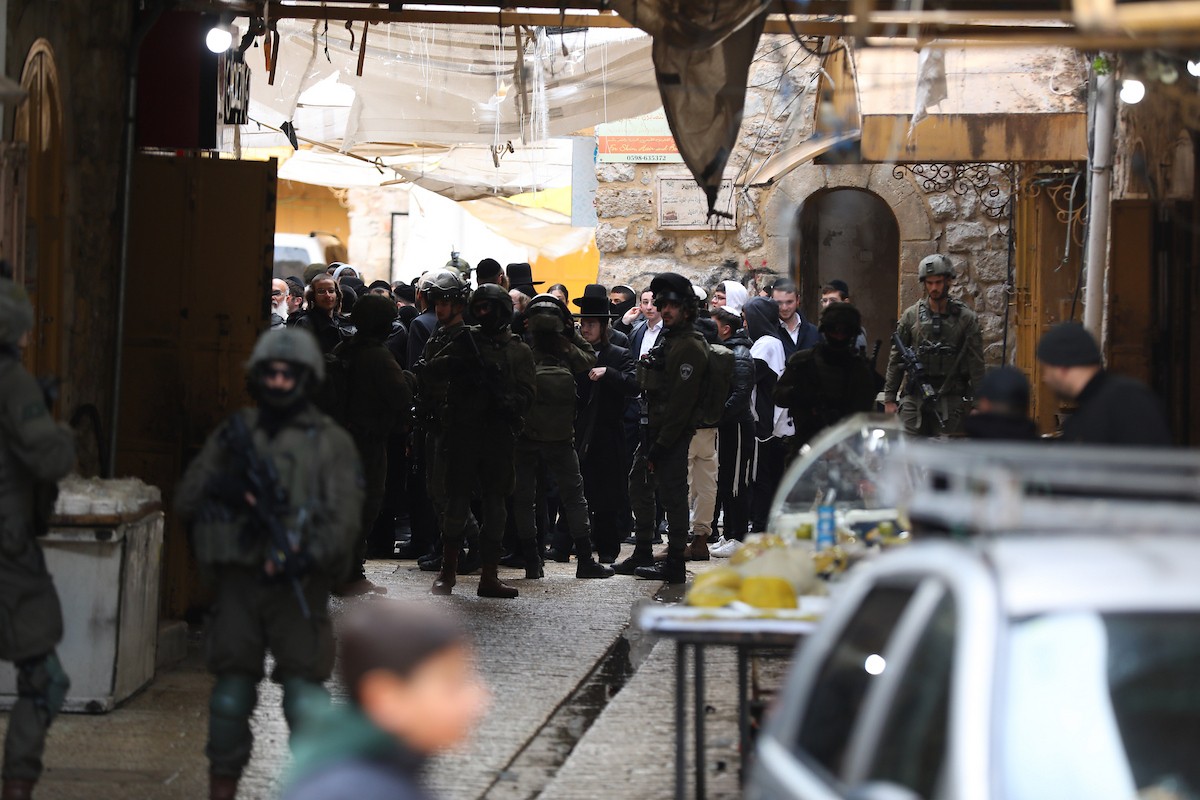 جولة استفزازية للمستوطنين بحماية قوات جيش الاحتلال الإسرائيلي في مدينة الخليل، جنوب الضفة الغربية ، 10 يناير/كانون الثاني 2026. تصوير مأمون وزواز