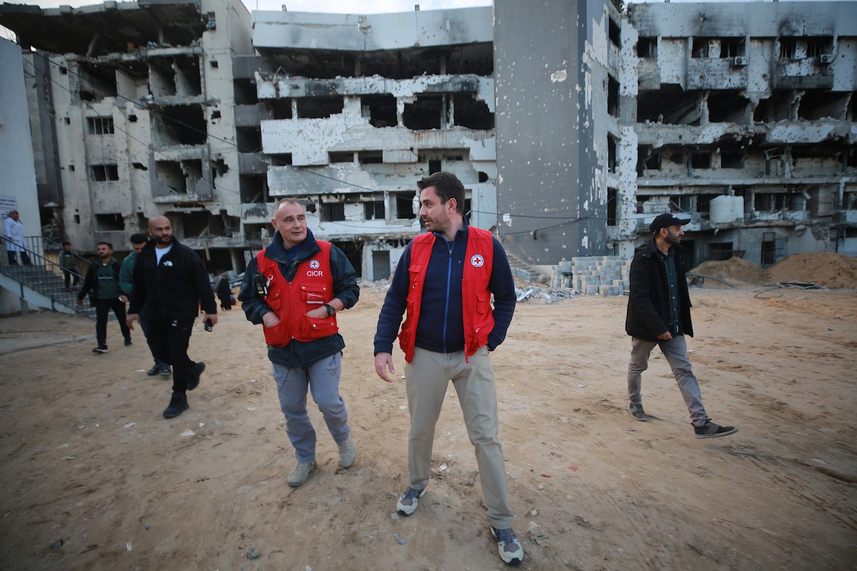 وصول 15 جثة لفلسطينيين سلمتها إسرائيل عبر اللجنة الدولية للصليب الأحمر إلى مجمع الشفاء الطبي في مدينة غزة، 29 يناير/كانون الثاني 2026. تصوير: عمر أشتوي