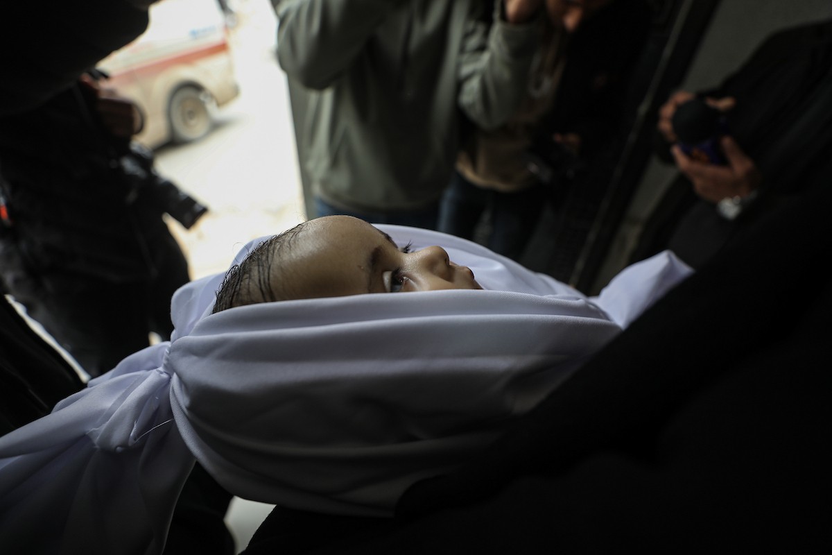 توفي الطفل علي أبو زور، البالغ من العمر ثلاثة أشهر، والذي وصل إلى مستشفى الشفاء في مدينة غزة، متأثراً بموجة البرد القارس التي ضربت مخيمات النازحين في غزة. 22 يناير/كانون الثاني 2026. صورة: عمر أشتوي