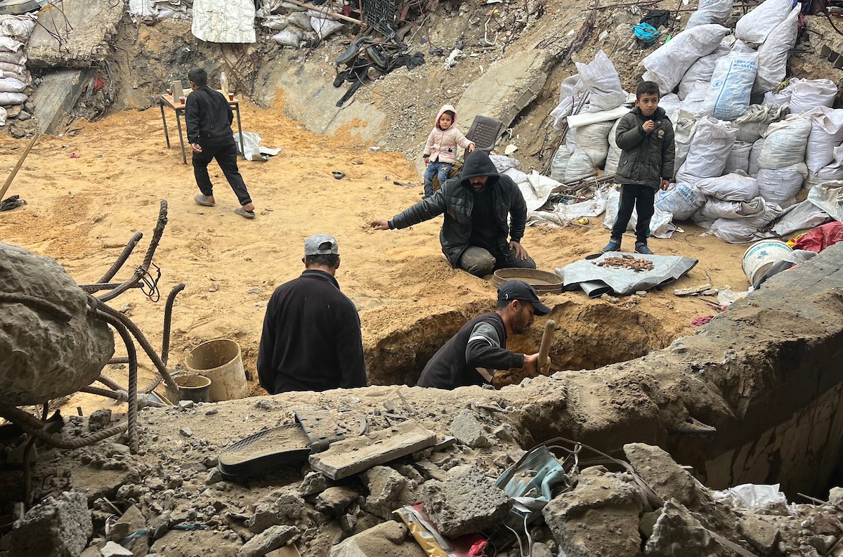 على مدى 160 يومًا، استخدم الفلسطيني اسماعيل ابو حماد، البالغ من العمر 45 عامًا، مجرفة وفأسًا ومنخلًا في محاولة للعثور على رفات عائلته بعد أن فقد زوجته وأطفاله الستة في هجوم إسرائيلي على حي الصبرة بمدينة غزة ، 19 يناير/كانون الثاني 2026. (صورة: مطر الزاق)