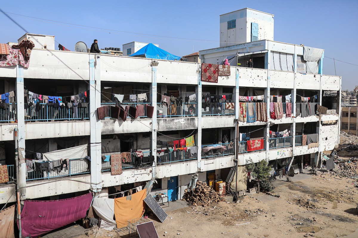 عائلات فلسطينية نزحت جراء الهجمات الإسرائيلية منذ 7 أكتوبر/تشرين الأول 2023، تأوي إلى مدرسة تابعة لوكالة الأونروا في حي تل الهوى بمدينة غزة. 26 يناير/كانون الثاني 2026، بعدسة عمر أشتوي