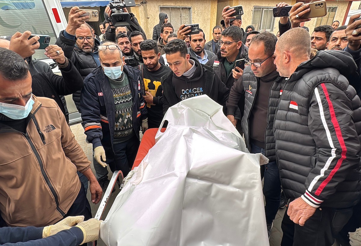 وصلت ثلاث جثث إلى مستشفى شهداء الأقصى في دير البلح، من بينها جثة صحفي، نتيجة هجومين إسرائيليين منفصلين، أحدهما شرق مخيم البريج والآخر في مدينة الزهراء وسط قطاع غزة. 21 يناير/كانون الثاني 2026. صورة: أحمد إبراهيم