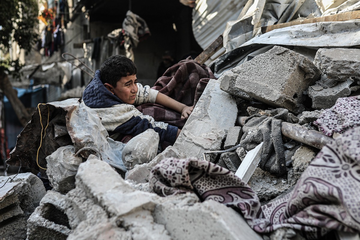 فلسطينيون يتفقدون منزلاً (تضرر سابقاً جراء غارة جوية إسرائيلية) انهار على سكانه، ما أسفر عن وفاة رجل ونجله الصغير في مخيم المغازي للاجئين وسط قطاع غزة، 5 يناير/كانون الثاني 2026. صورة: رمزي أبو عامر