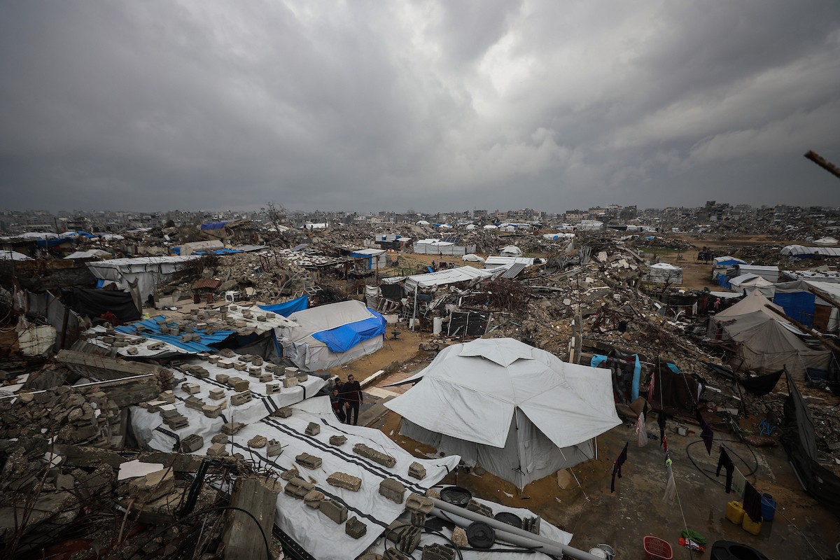 يواصل الفلسطينيون النازحون، الذين لجأوا إلى خيام مؤقتة ومدارس أو منازل متضررة بشدة، حياتهم وسط الأزمة الإنسانية المستمرة الناجمة عن الحصار الإسرائيلي في مخيم جباليا، شمال قطاع غزة، في 18 يناير/كانون الثاني 2026. صورة: عمر أشتوي