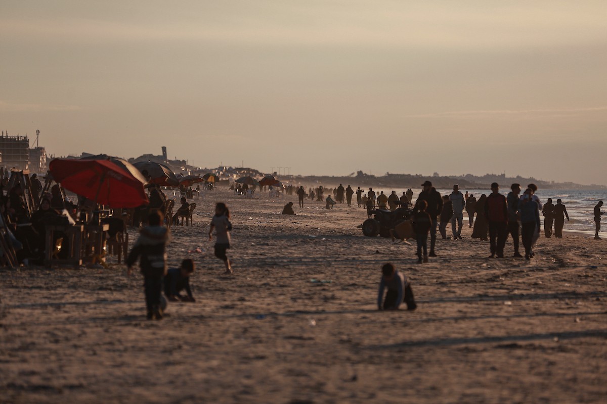 يقضي الفلسطينيون أوقاتهم على شاطئ البحر عند غروب الشمس في مدينة غزة، 16 يناير/كانون الثاني 2026. تصوير: عمر أشتوي