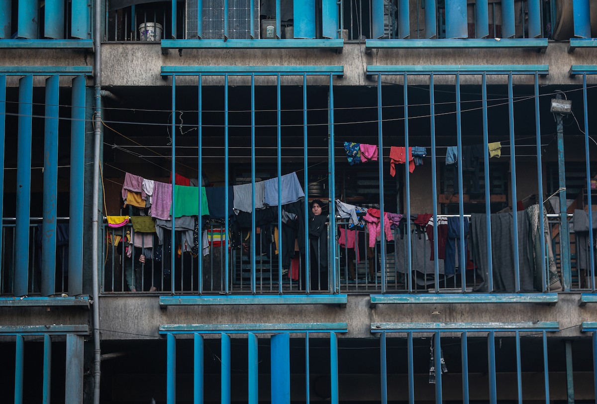 يعيش الفلسطينيون النازحون في خيام وملاجئ مؤقتة في مدارس الأونروا بعد أن دمرت الغارات الجوية الإسرائيلية منازلهم. وتمنعهم القيود التي يفرضها 