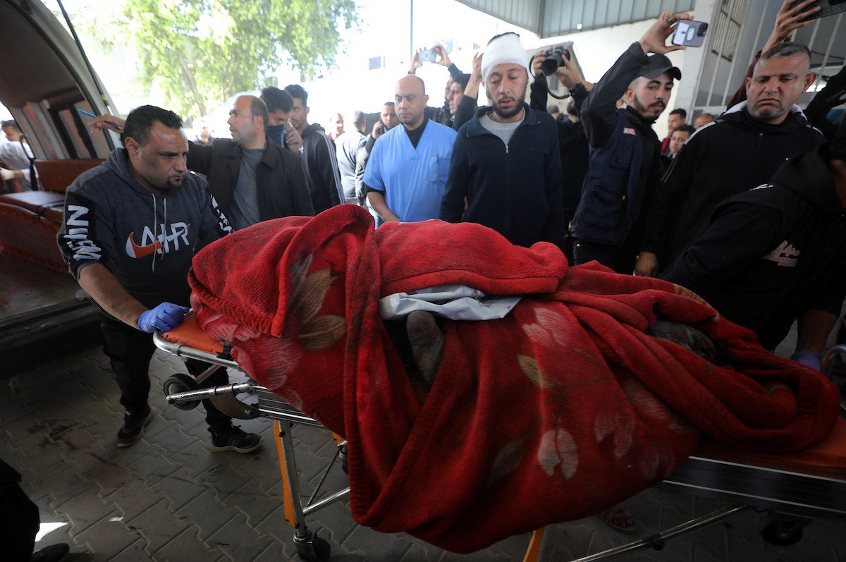 تُنقل جثث الضحايا إلى مستشفى الشفاء بعد هجوم إسرائيلي على مركز شرطة الشيخ رضوان، رغم وقف إطلاق النار في مدينة غزة، بتاريخ 31 يناير/كانون الثاني 2026. وألحق الهجوم على حي الشيخ رضوان غرب مدينة غزة أضرارًا جسيمة بالمباني والمركبات المجاورة. (صورة: عمر أشتوي)