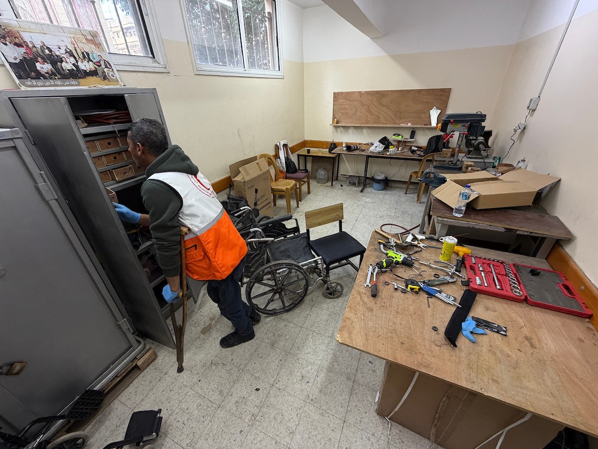 الفلسطيني رمزي الفجم يصلح كراسي متحركة لجرحى قطاع غزة متحديا إعاقته الشخصية ونقص المعدات الطبية ، خان يونس، جنوب قطاع غزة، 20 يناير/كانون الثاني 2026 تصوير: محمد سلامة / وكالة الأنباء الفلسطينية (APA Images)