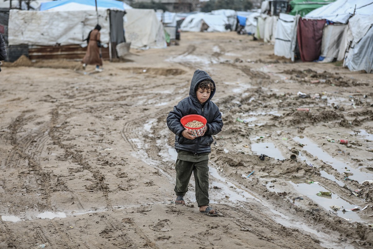 تواصل العائلات الفلسطينية النازحة المقيمة في مخيم الزوايدة وسط قطاع غزة حياتها اليومية في ظل ظروف قاسية داخل خيام متهالكة لا توفر أي حماية أو دفء من برد الشتاء القارس، 18 يناير/كانون الثاني 2026. صورة: رمزي أبو عامر