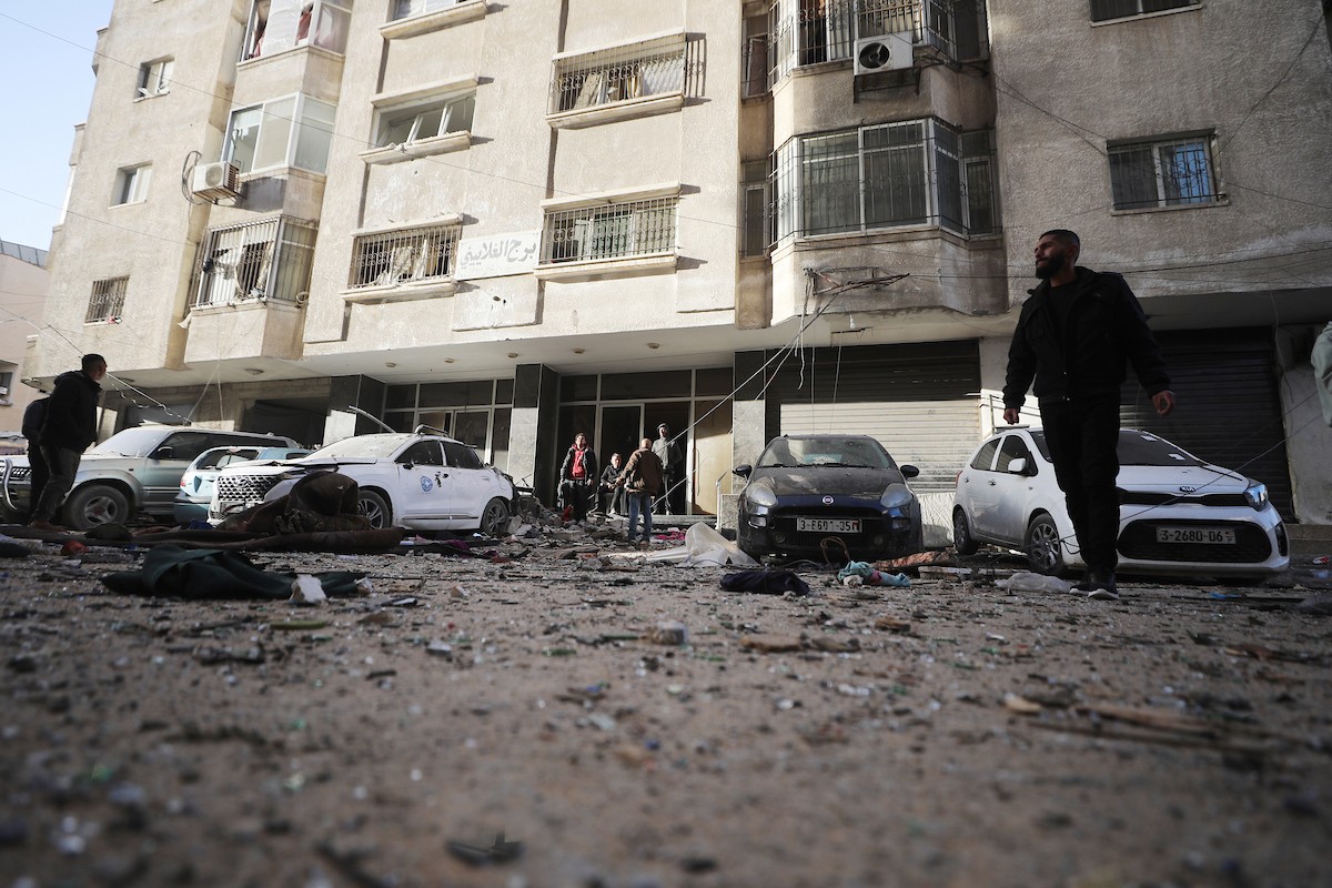 فلسطينيون يمرون أمام مبنى سكني تضرر جراء غارة عسكرية إسرائيلية أسفرت عن سقوط عدد من الضحايا في مدينة غزة، السبت 31 يناير/كانون الثاني 2026. صورة: عمر أشتوي