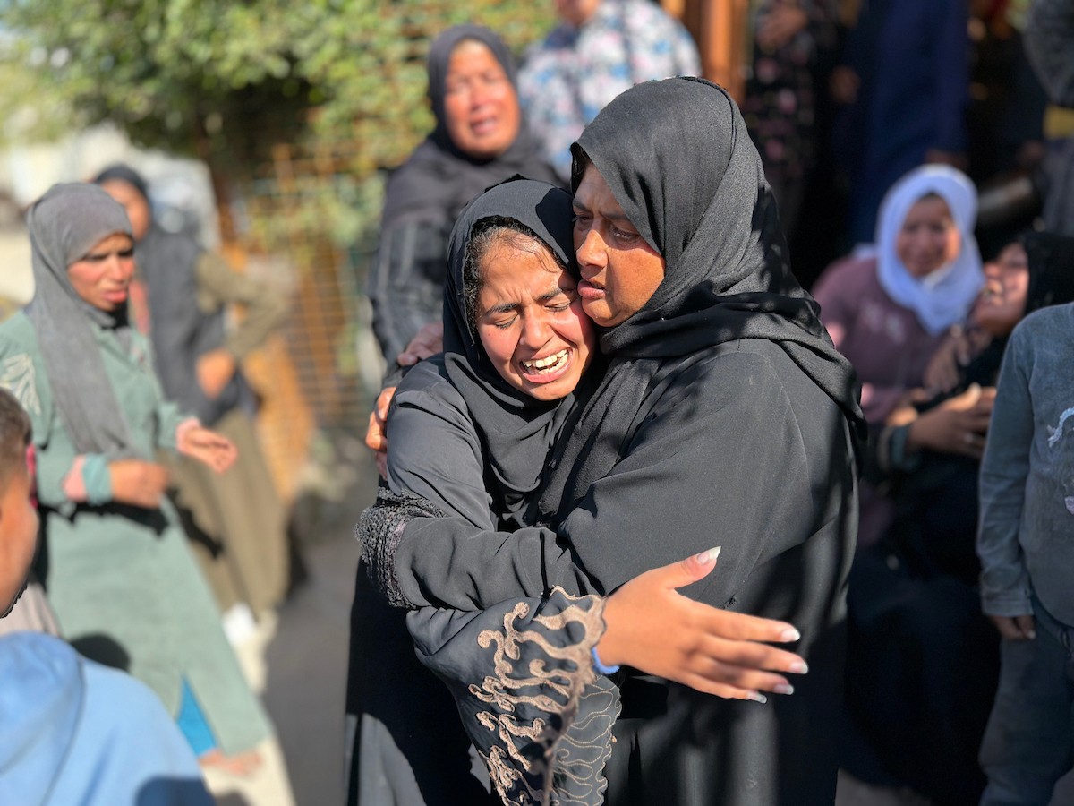 فلسطينيون يودعون جثمان أحمد بربخ، 32 عاماً، في مجمع ناصر الطبي بخان يونس، بعد أن استشهد برصاص القوات الإسرائيلية في وسط خان يونس، جنوب قطاع غزة. 29 يناير/كانون الثاني 2026. تصوير: محمد سلامة / (APA Images)