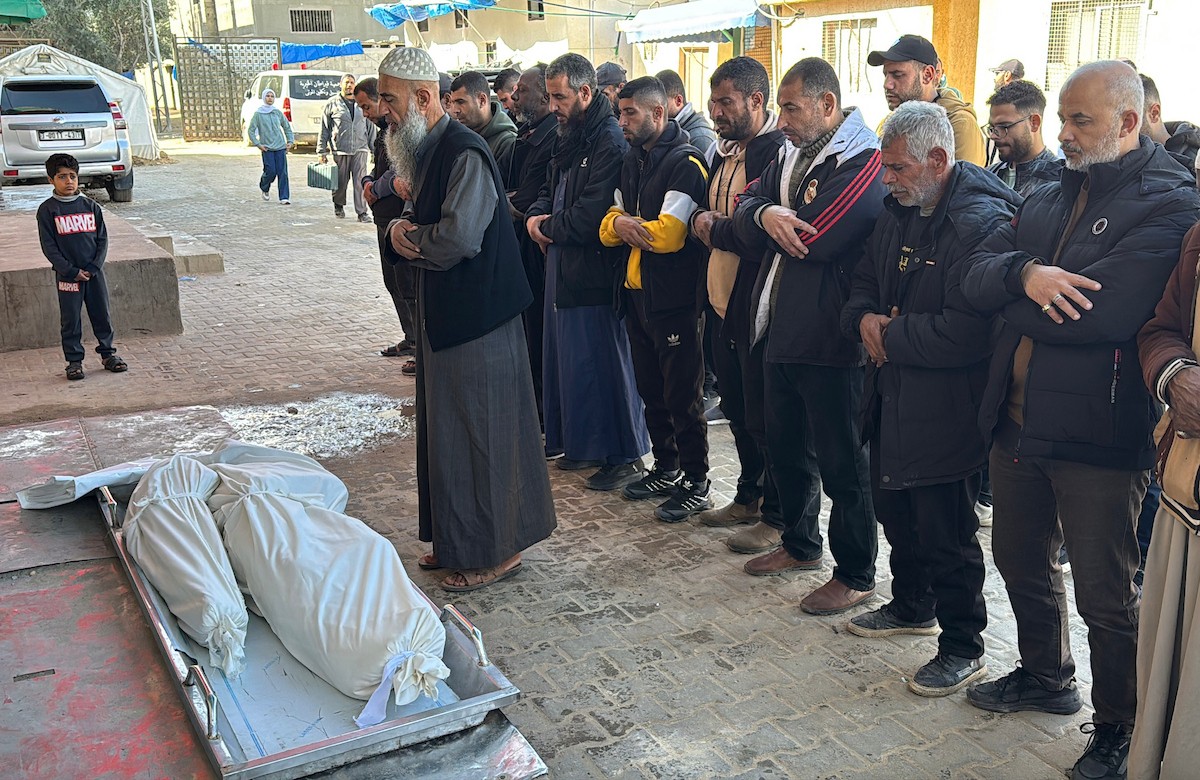 ودّع الفلسطينيون جثماني إبراهيم محمد الشنا (29 عامًا) وابنه محمد (8 أعوام) في مستشفى شهداء الأقصى بدير البلح. وقد توفي الاثنان إثر انهيار منزلهما عليهما في مخيم المغازي للاجئين وسط قطاع غزة. في غضون ذلك 5 يناير/كانون الثاني 2026. صورة: أحمد إبراهيم