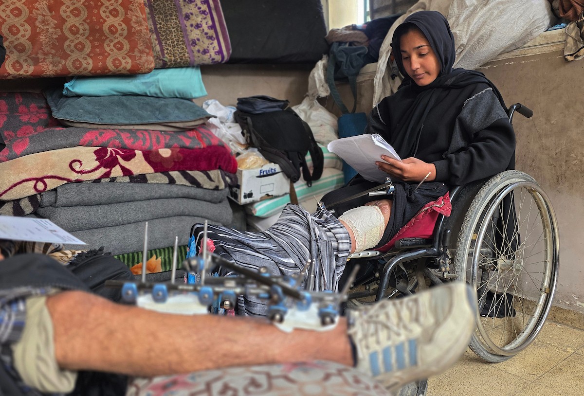 ريماس أبو لحية ووالدها مصابان بساقيهما برصاص الجيش الإسرائيلي، وينتظران السفر لاستكمال العلاج خارج قطاع غزة، خان يونس، 25 يناير/كانون الثاني 2026. تصوير: طارق محمد/ (APA Images)