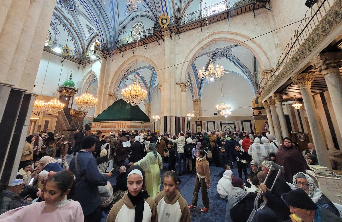 تجمّع فلسطينيون في الحرم الإبراهيمي بالخليل، الضفة الغربية، لإحياء ذكرى الإسراء والمعراج، رغم القيود الإسرائيلية وحظر الصلاة داخل المسجد، في 17 يناير/كانون الثاني 2026. (صورة: مأمون وزواز)