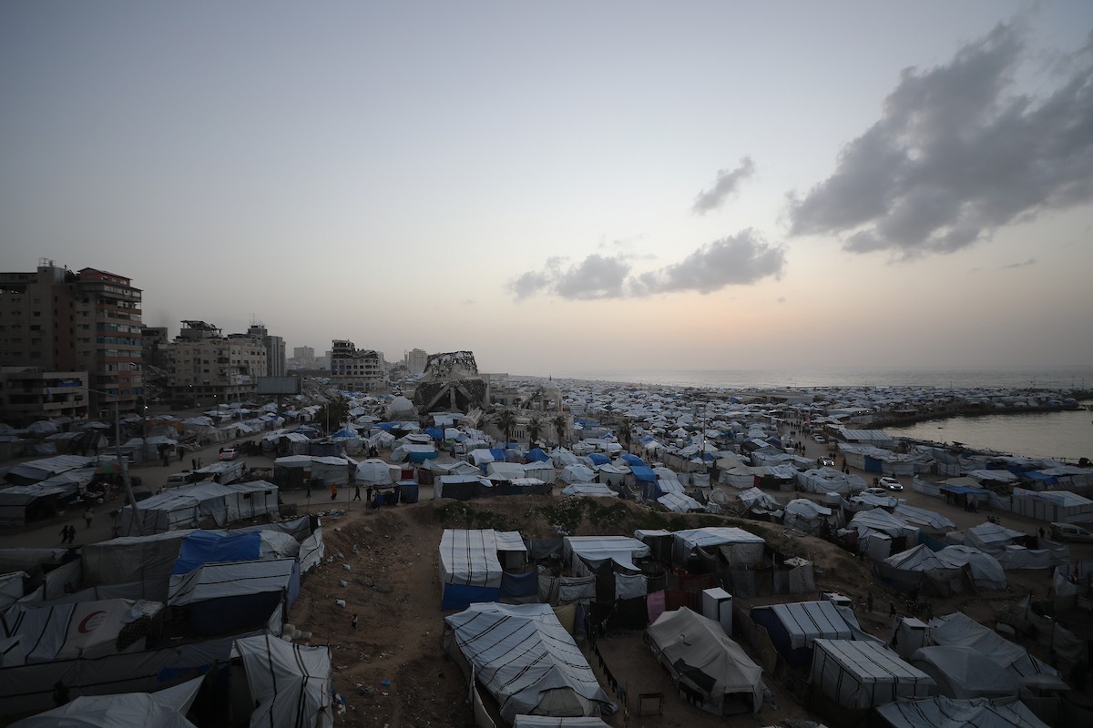 لقطاتٌ عامةٌ لخيامَ النازحين مُكدّسةً في ميناء مدينة غزة المُدمّر، ما يعكس ظروفًا معيشيةً مُزرية. ولا تزال الحياة اليومية صعبةً للغاية بالنسبة لغالبية السكان، 23 يناير/كانون الثاني 2026. صورة: عمر أشتوي